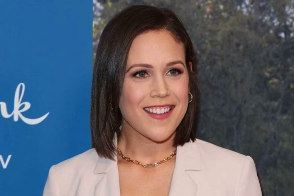 Erin Krakow Net Worth: Age, Height, Weight, Wiki, Biography, Family And More